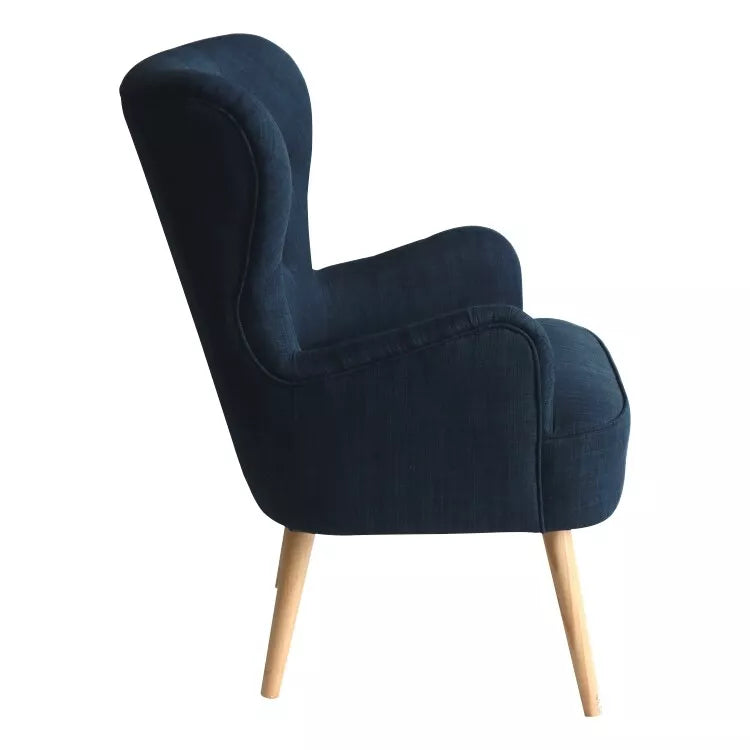 Poltrona Giulietta in tessuto Oxford antimacchia con schienale ergonomico trapuntato e piedini in legno, ideale per soggiorno, studio o camera da letto.