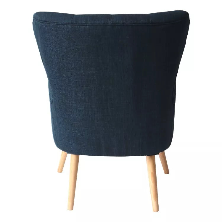 Poltrona Giulietta in tessuto Oxford antimacchia con schienale ergonomico trapuntato e piedini in legno, ideale per soggiorno, studio o camera da letto.