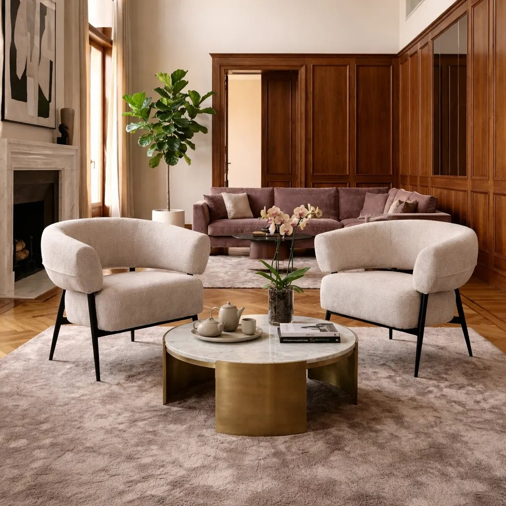 Poltrona Odeon in tessuto sabbia con schienale curvo e gambe in metallo nero design moderno elegante