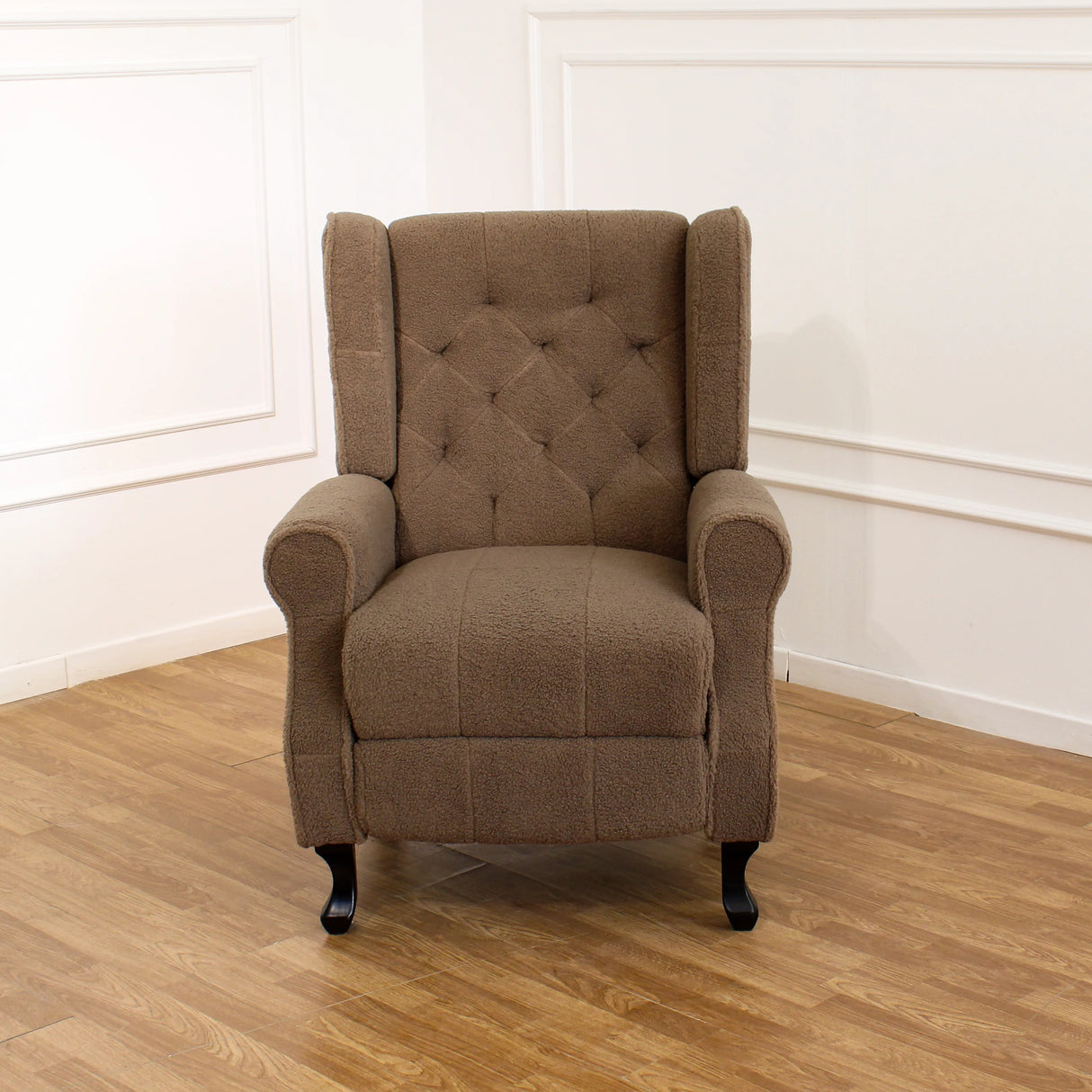 Poltrona relax reclinabile manuale in tessuto bouclé con poggiapiedi integrato e piedi in legno, ideale per salotti eleganti e confortevoli