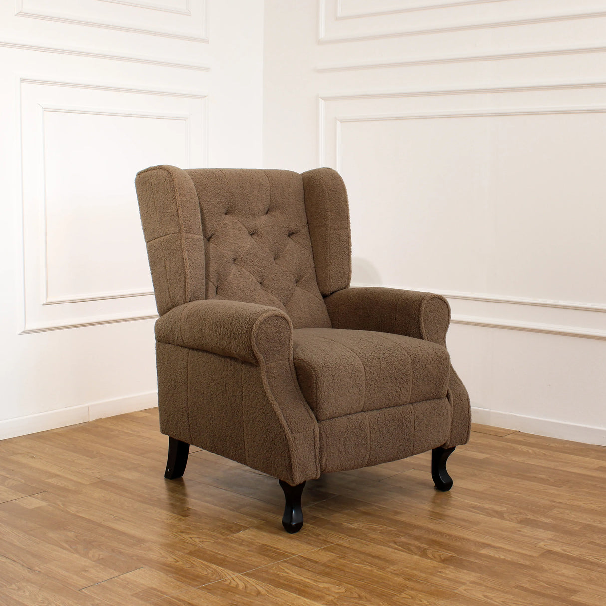 Poltrona relax reclinabile manuale in tessuto bouclé con poggiapiedi integrato e piedi in legno, ideale per salotti eleganti e confortevoli