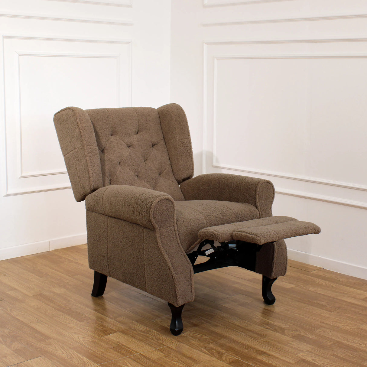 Poltrona relax reclinabile manuale in tessuto bouclé con poggiapiedi integrato e piedi in legno, ideale per salotti eleganti e confortevoli