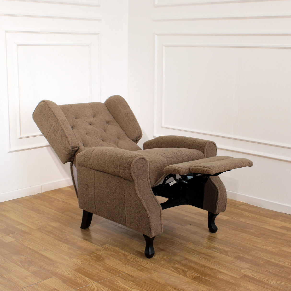 Poltrona relax reclinabile manuale in tessuto bouclé con poggiapiedi integrato e piedi in legno, ideale per salotti eleganti e confortevoli