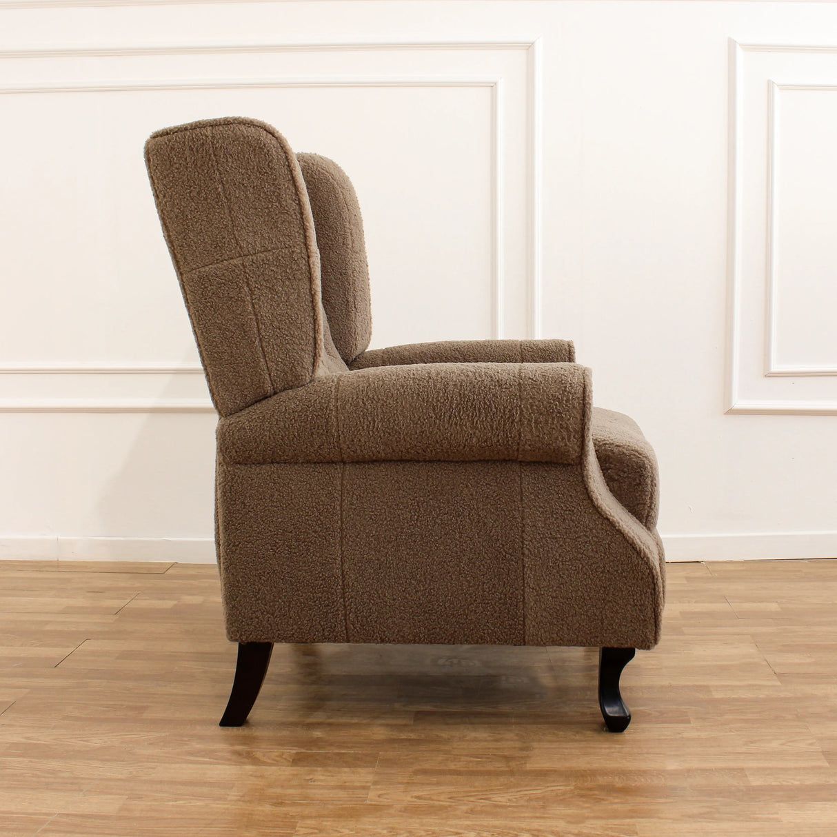 Poltrona relax reclinabile manuale in tessuto bouclé con poggiapiedi integrato e piedi in legno, ideale per salotti eleganti e confortevoli