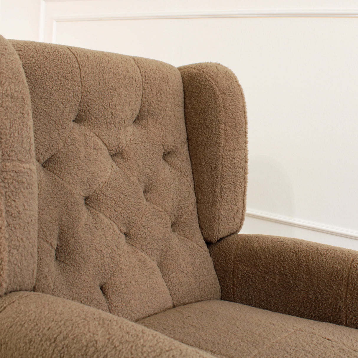 Poltrona relax reclinabile manuale in tessuto bouclé con poggiapiedi integrato e piedi in legno, ideale per salotti eleganti e confortevoli