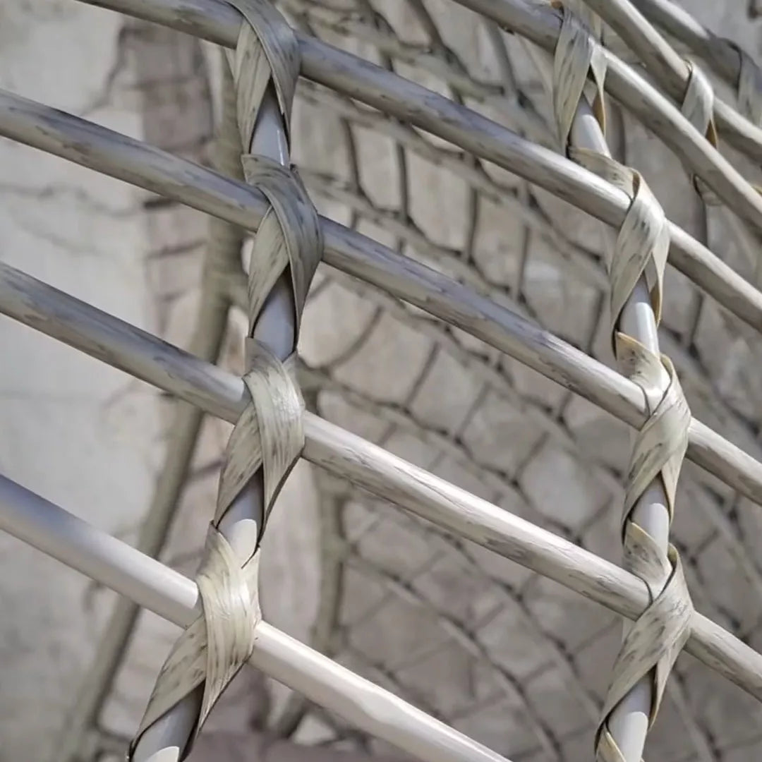 Poltrona sospesa Lita a forma di uovo con intreccio effetto corda, struttura in acciaio e cuscini color tortora. Per esterni o angoli relax interni.