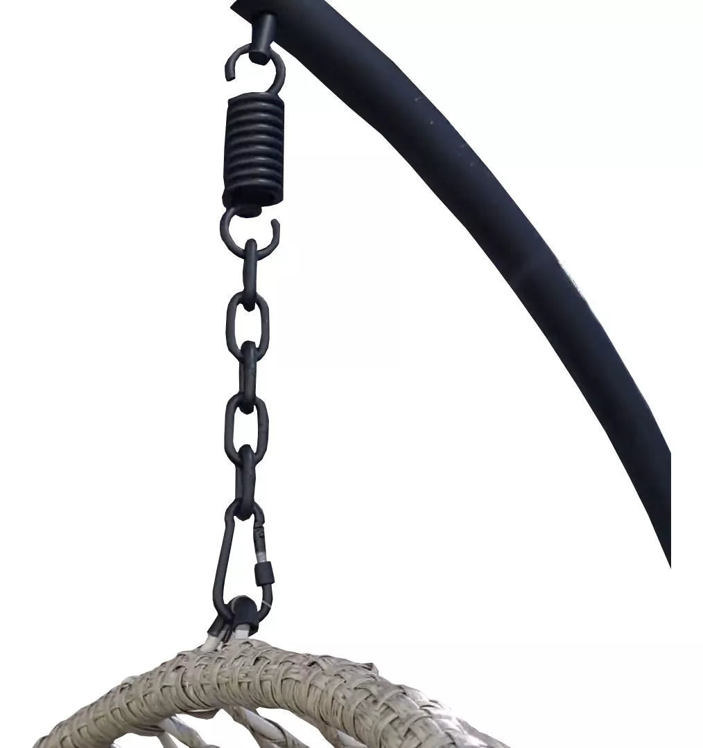 Poltrona sospesa Lita a forma di uovo con intreccio effetto corda, struttura in acciaio e cuscini color tortora. Per esterni o angoli relax interni.