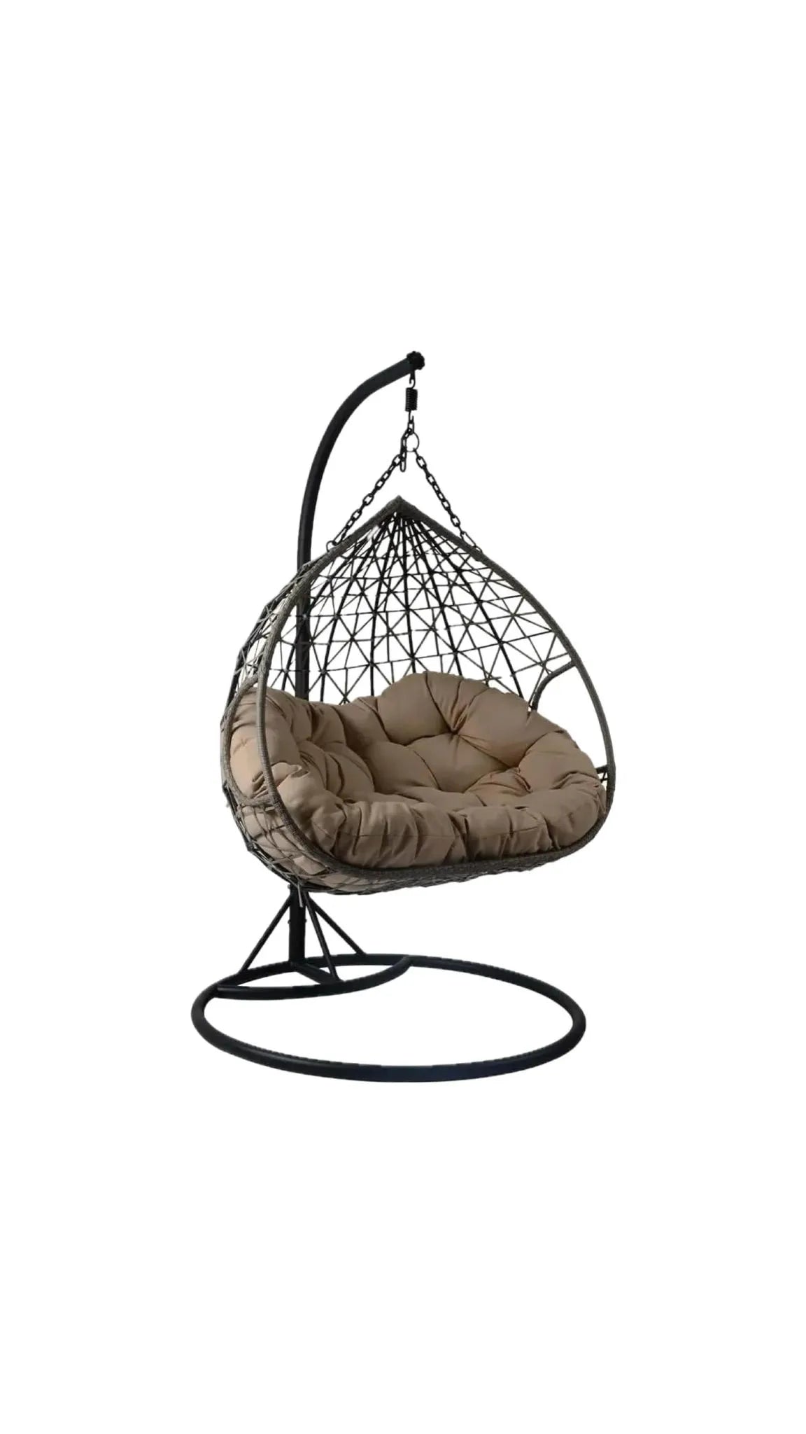 Poltrona sospesa Lita XL a uovo in rattan intrecciato con struttura in acciaio verniciato e cuscini grigi. Dondolo elegante per giardino e interni.