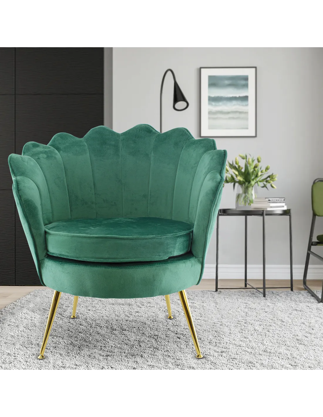 Poltrona in velluto con schienale a conchiglia e gambe dorate, ideale per soggiorno, camera da letto o ambienti eleganti.