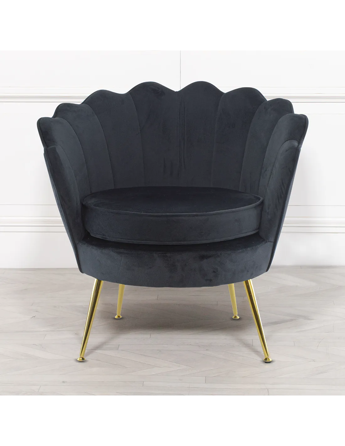 Poltrona in velluto con schienale a conchiglia e gambe dorate, ideale per soggiorno, camera da letto o ambienti eleganti.