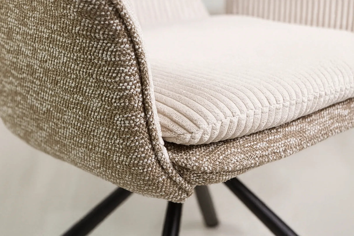 Sedia Camilla in tessuto e velluto beige con base in metallo nero, venduta in set da 2 sedie.