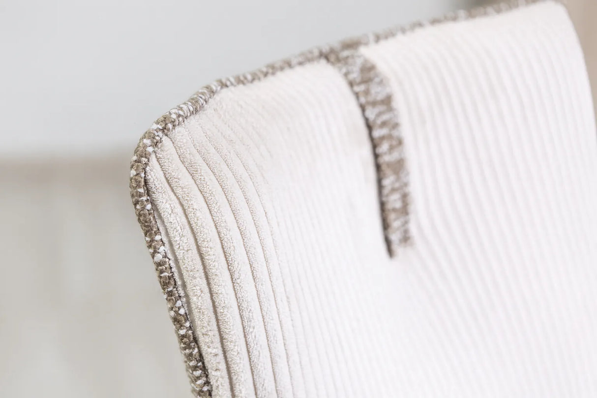 Sedia Camilla in tessuto e velluto beige con base in metallo nero, venduta in set da 2 sedie.