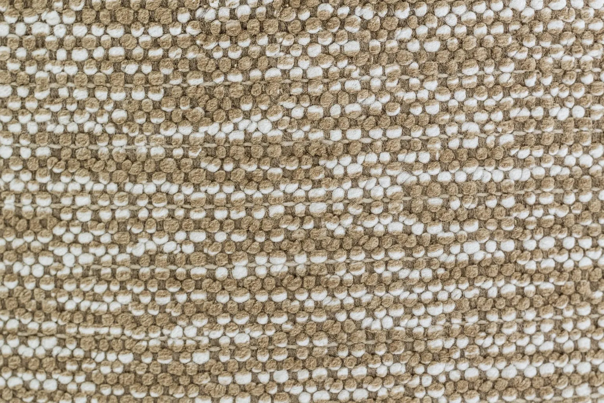 Sedia Camilla in tessuto e velluto beige con base in metallo nero, venduta in set da 2 sedie.