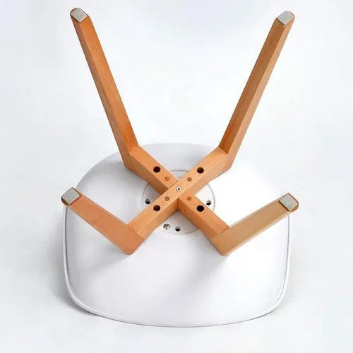 Sedia Carlotta con struttura in legno e seduta in similpelle, design moderno ed elegante