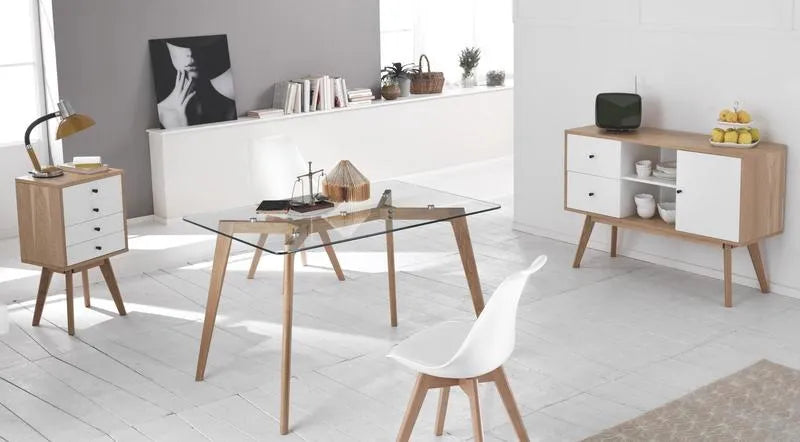 Sedia Carlotta con struttura in legno e seduta in similpelle, design moderno ed elegante