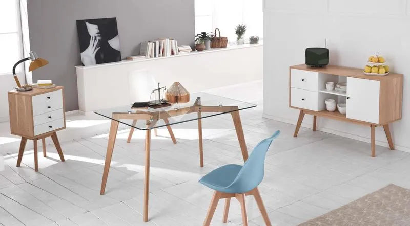 Sedia Carlotta con struttura in legno e seduta in similpelle, design moderno ed elegante