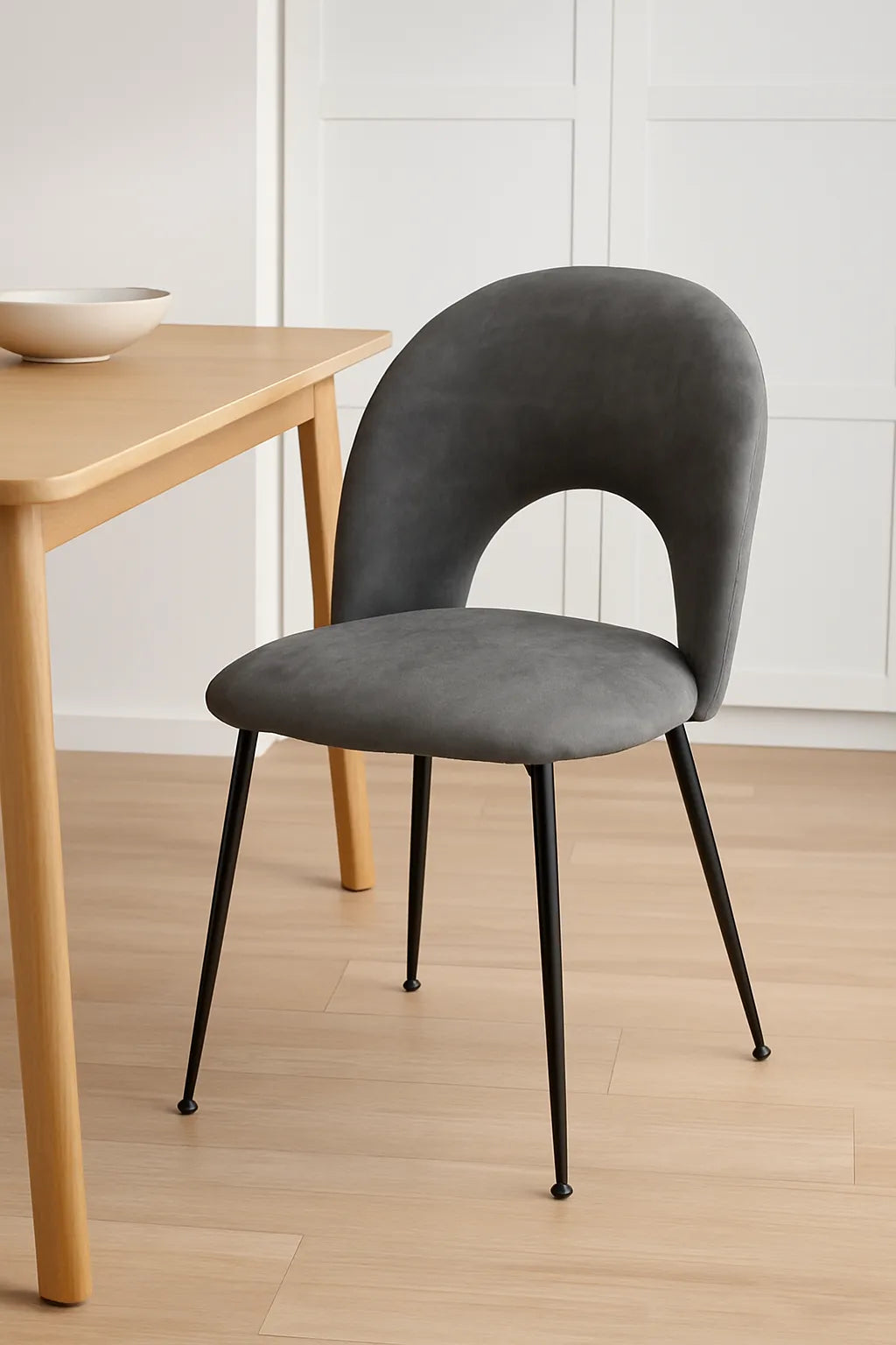 Sedia Paola in tessuto Nabuk con gambe in metallo nero e schienale imbottito