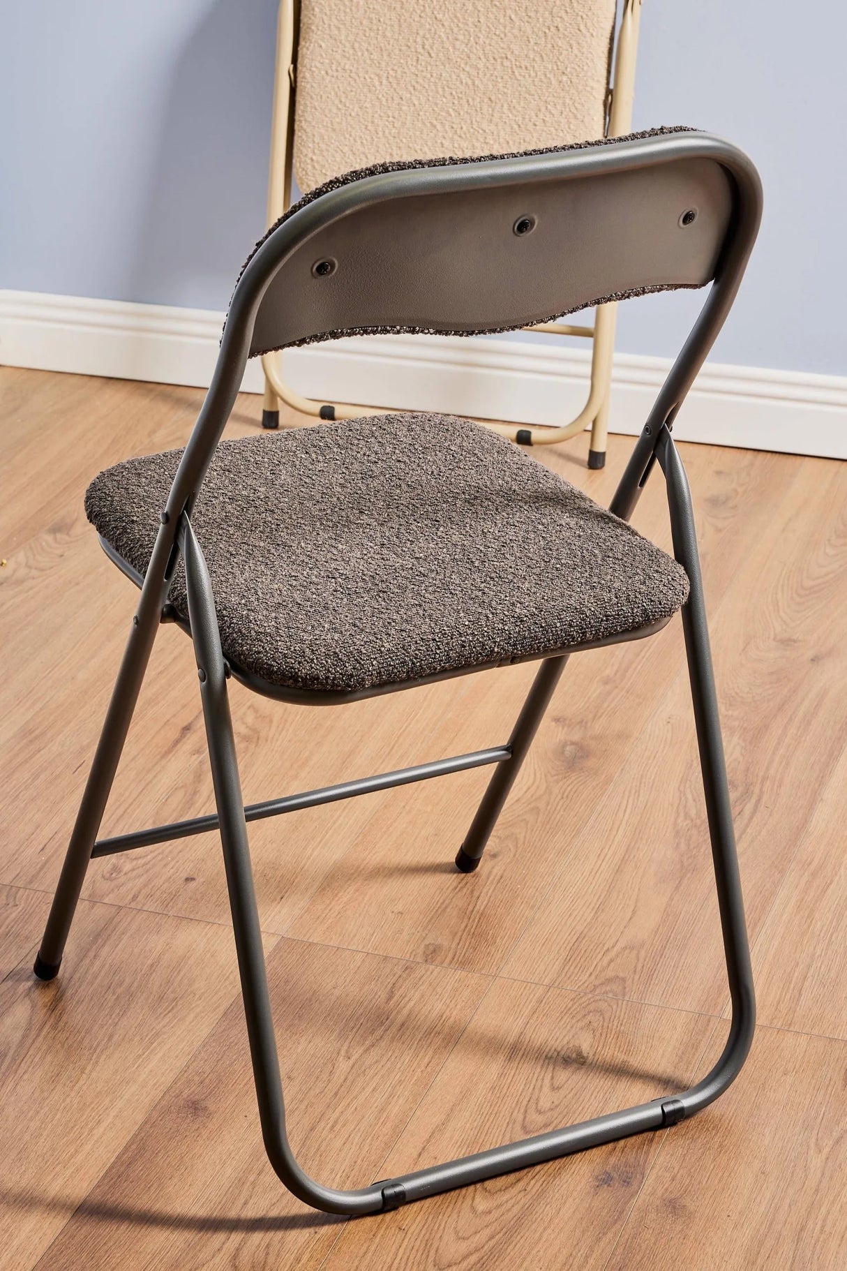 Sedia pieghevole Solana in tessuto bouclè con struttura in metallo, design moderno e salvaspazio