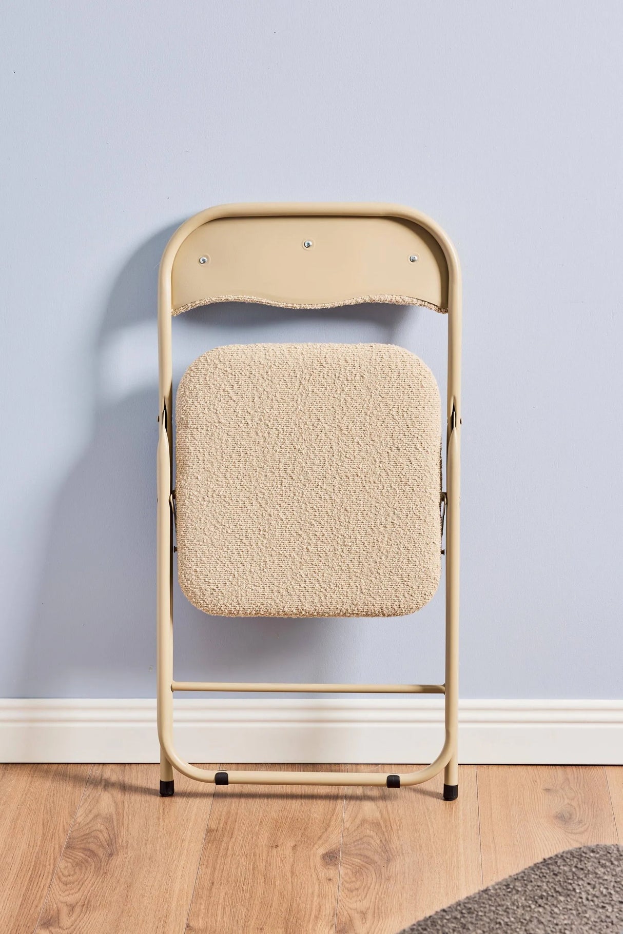 Sedia pieghevole Solana in tessuto bouclè con struttura in metallo, design moderno e salvaspazio