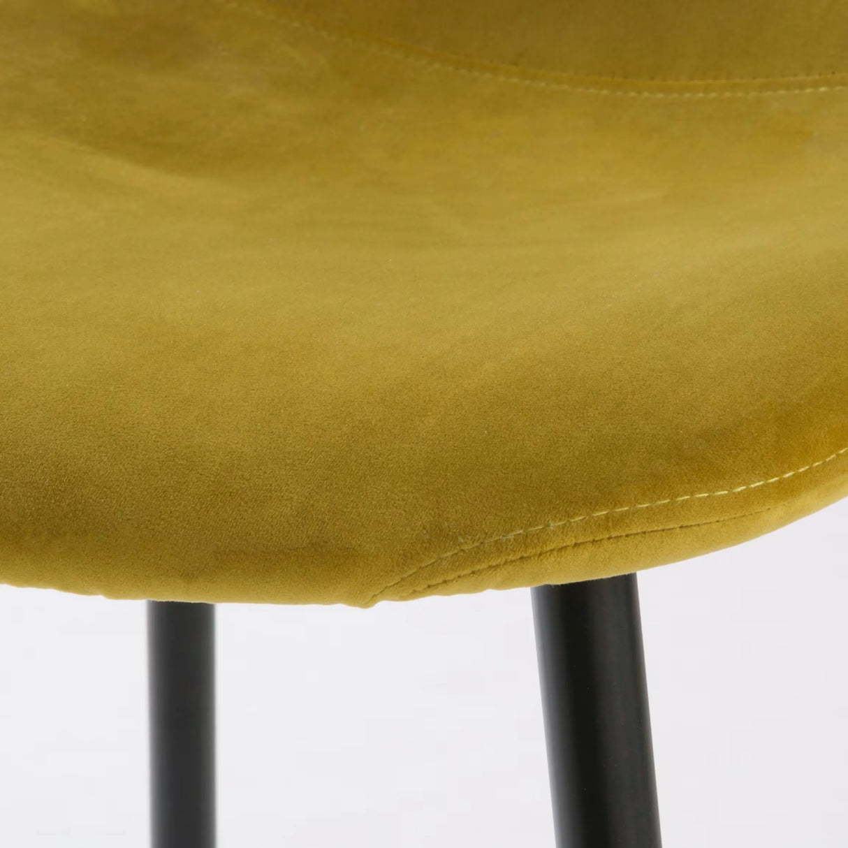 Sedia Tiky in velluto giallo con gambe in metallo nero, design moderno ed elegante