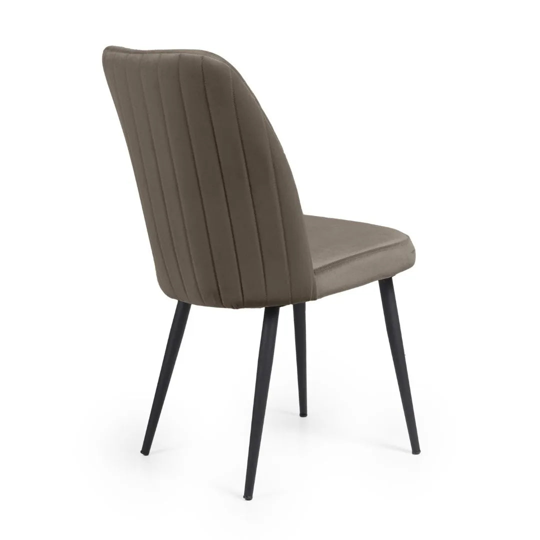 Sedia Tufi imbottita con rivestimento in nabuk e gambe in metallo nero, stile moderno industriale