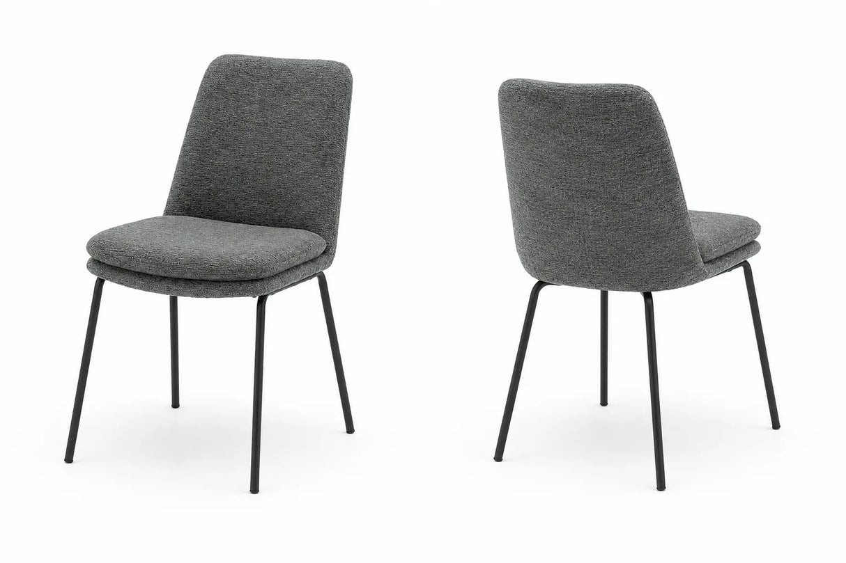 Set da 2 sedie Carol imbottite in tessuto antimacchia e antigraffio, disponibili nelle finiture Tortora con gambe Cashmere e Antracite con gambe Nero.