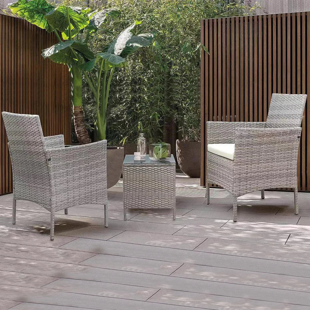 Set da giardino in rattan grigio con due poltrone e tavolino in vetro temperato con cuscini beige