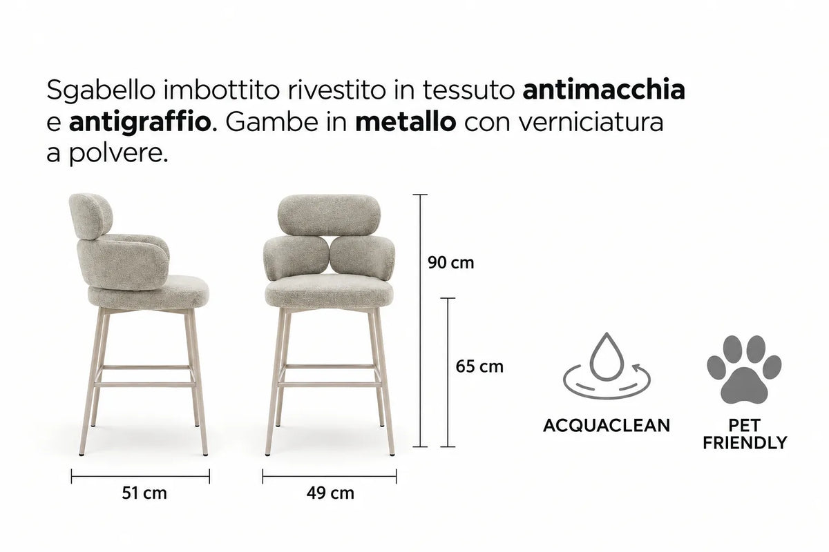 Sgabello Alma in tessuto tortora con seduta e schienale imbottiti, struttura in metallo color cashmere e poggiapiedi integrato.