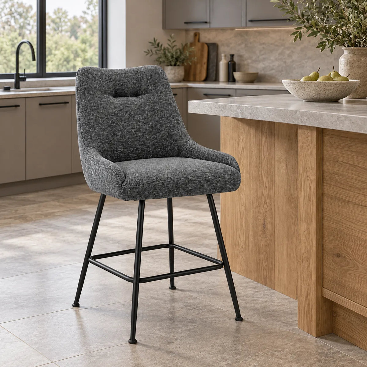 Sgabello Bella imbottito in tessuto Acquaclean, disponibile tortora con struttura cashmere, verde bosco o antracite con struttura nera, seduta alta 65 cm.