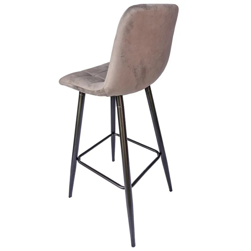 Sgabello alto Daniela in velluto tortora con struttura in metallo nero ed elegante schienale curvo