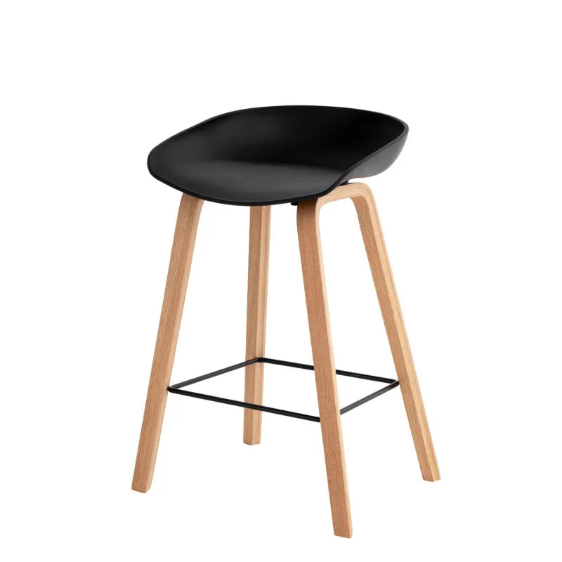 Sgabello moderno Daxer bianco con seduta in plastica e gambe in legno di faggio stile nordico