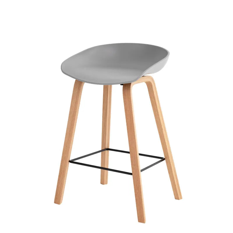 Sgabello moderno Daxer bianco con seduta in plastica e gambe in legno di faggio stile nordico