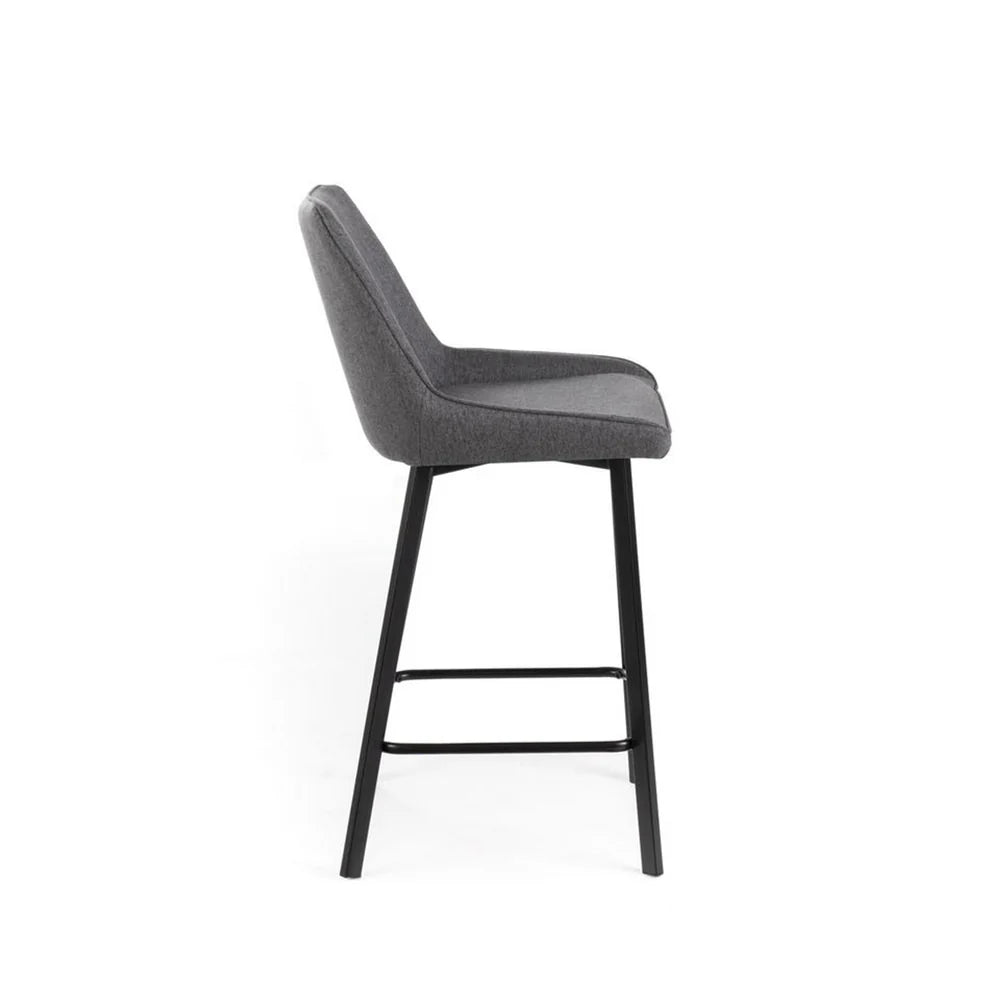 Sgabello Fox con seduta imbottita in tessuto e poggiapiedi in metallo, ideale per cucina o angolo bar