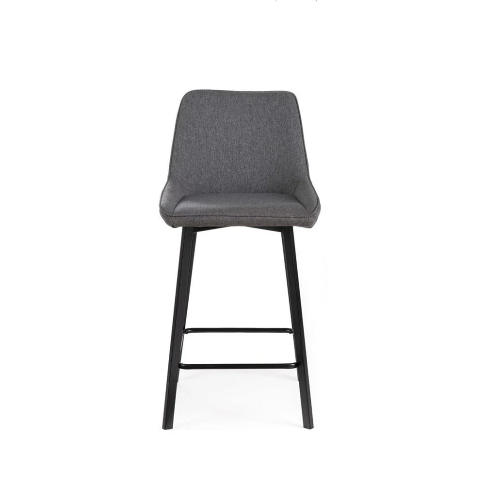 Sgabello Fox con seduta imbottita in tessuto e poggiapiedi in metallo, ideale per cucina o angolo bar