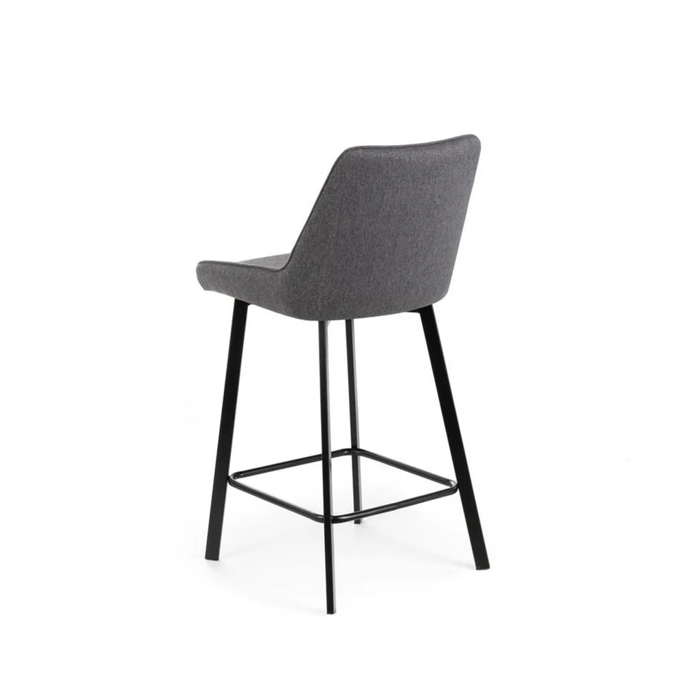 Sgabello Fox con seduta imbottita in tessuto e poggiapiedi in metallo, ideale per cucina o angolo bar