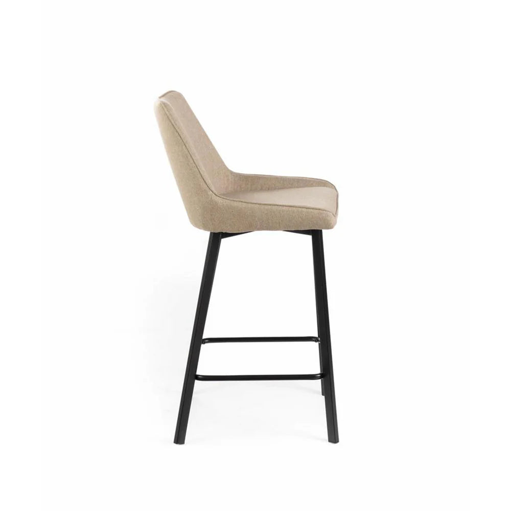 Sgabello Fox con seduta imbottita in tessuto e poggiapiedi in metallo, ideale per cucina o angolo bar