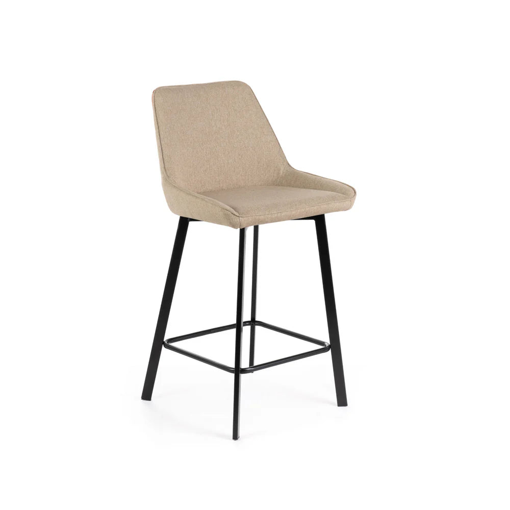 Sgabello Fox con seduta imbottita in tessuto e poggiapiedi in metallo, ideale per cucina o angolo bar