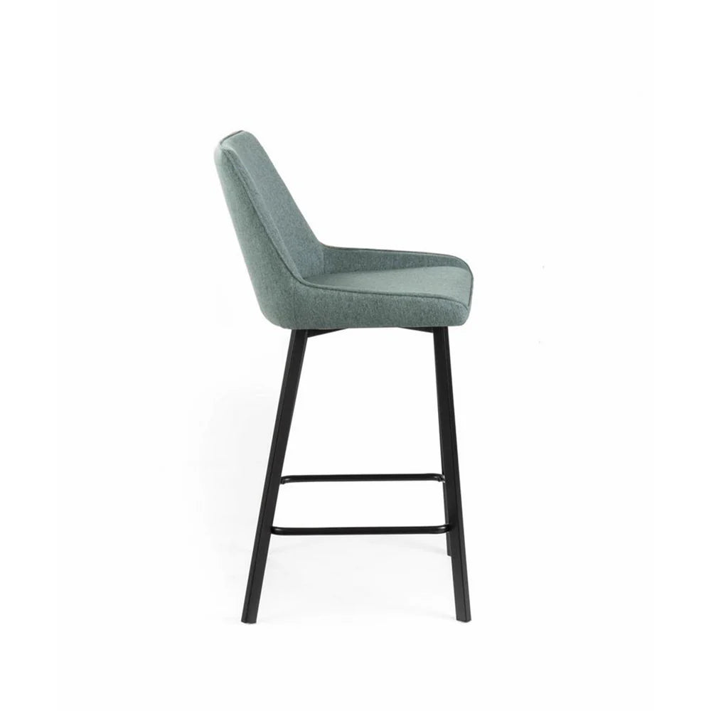 Sgabello Fox con seduta imbottita in tessuto e poggiapiedi in metallo, ideale per cucina o angolo bar