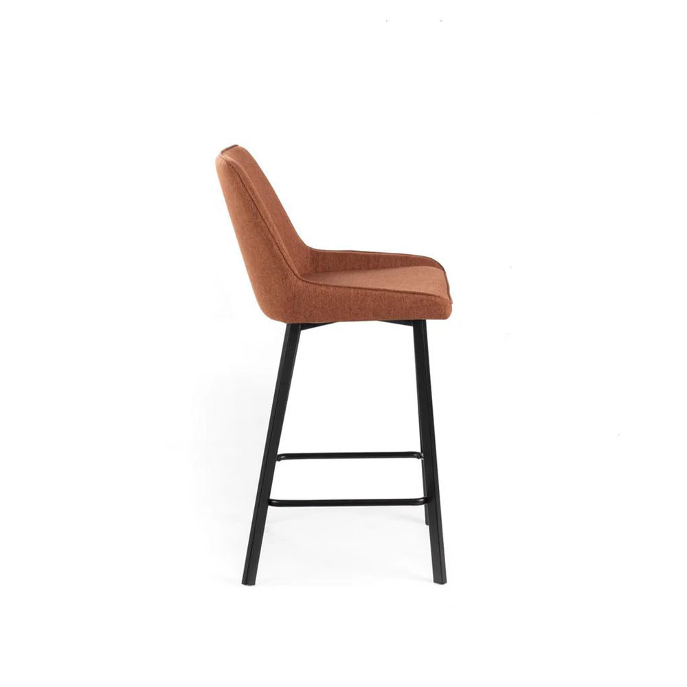 Sgabello Fox con seduta imbottita in tessuto e poggiapiedi in metallo, ideale per cucina o angolo bar