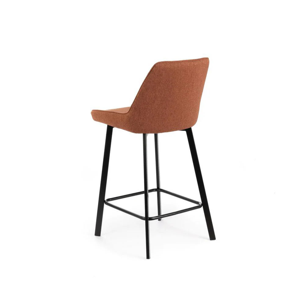 Sgabello Fox con seduta imbottita in tessuto e poggiapiedi in metallo, ideale per cucina o angolo bar