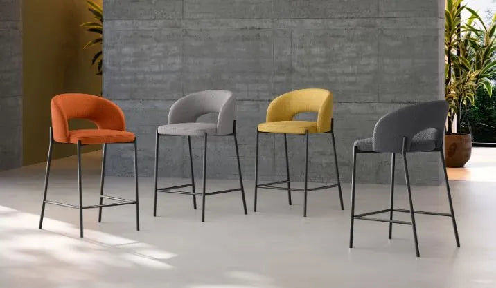 Sgabello Greta in tessuto grigio con schienale imbottito e gambe in metallo nero, ideale per penisola e cucina moderna