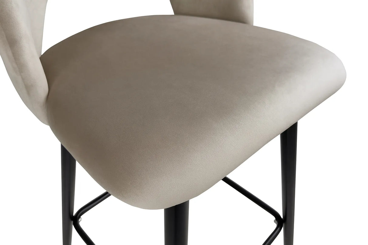 Sgabello Mary in velluto disponibile nei colori tortora, grigio e senape con struttura e poggiapiedi in metallo