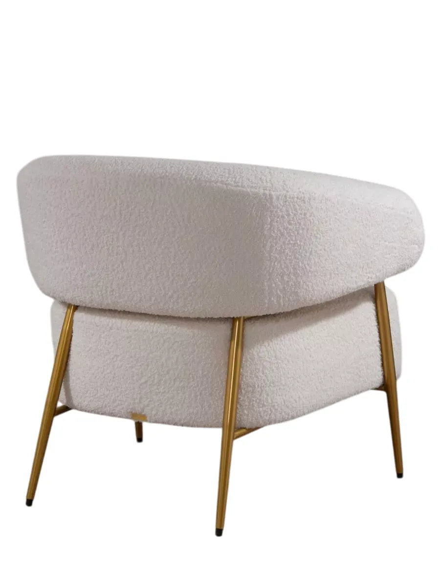 Poltrona Althea bouclè beige e gambe oro stile scandinavo