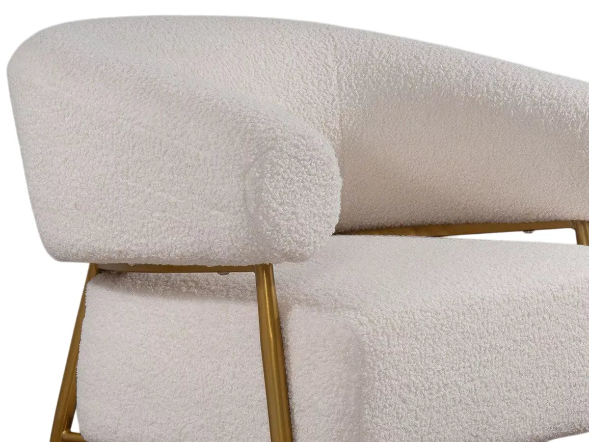 Poltrona Althea bouclè beige e gambe oro stile scandinavo