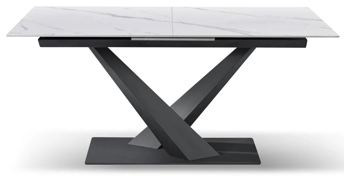 Tavolo allungabile Oliver con piano in ceramica effetto marmo bianco e base incrociata in metallo nero