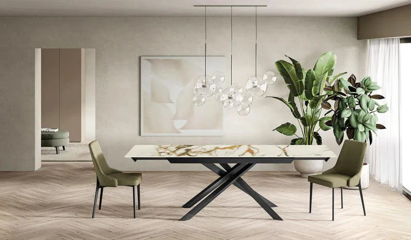 Tavolo Cross allungabile con struttura incrociata in metallo e piano in ceramica opaca su vetro, elegante e moderno per sala da pranzo