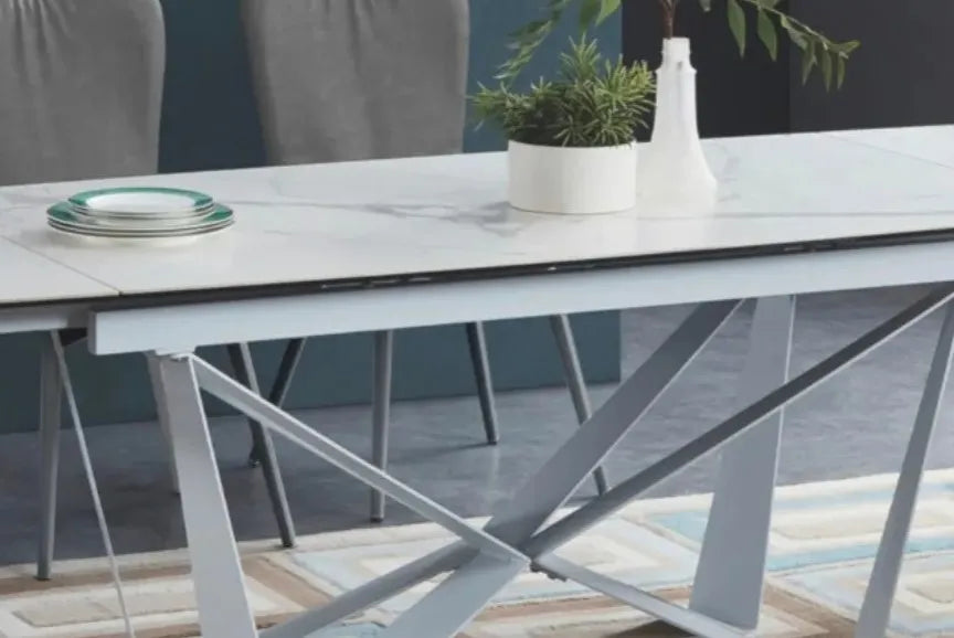 Tavolo Diamante allungabile con piano effetto marmo bianco e struttura in metallo bianco