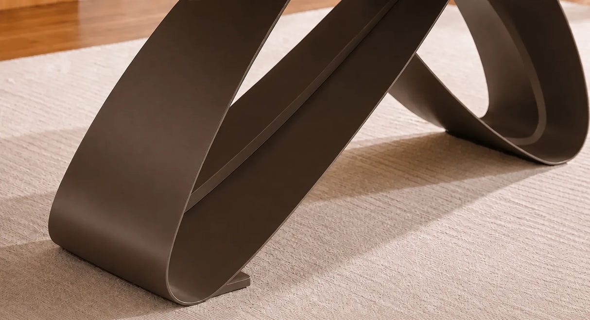 Tavolo Fly allungabile da 160 a 240 cm con piano in ceramica e base in metallo verniciato. Disponibile in due varianti di colore