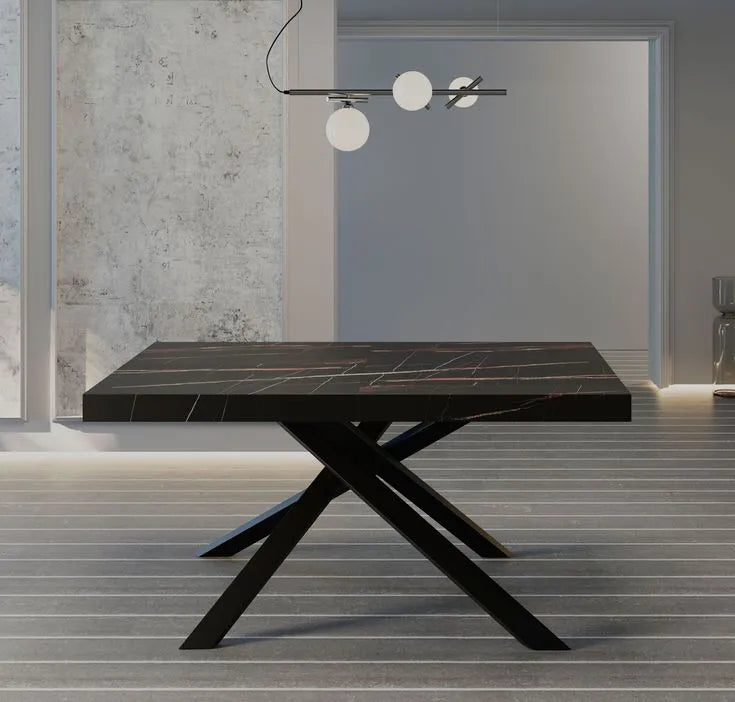 Tavolo allungabile Girona con piano effetto marmo Calacatta Nero e gambe in metallo antracite