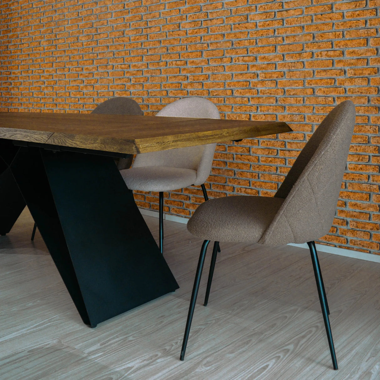 Tavolo allungabile Iago in legno massello con struttura centrale nera moderna